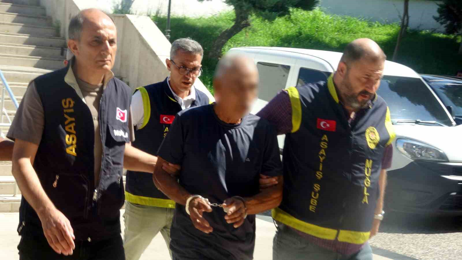 FETÖ’den ihraç edilen eski emniyet müdürü parke taşı hırsızlığı yaptı