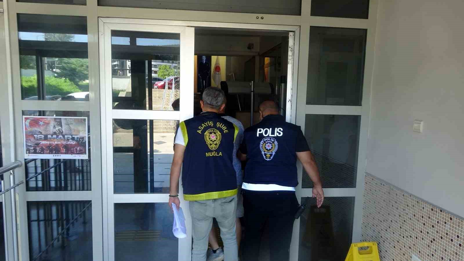 FETÖ’den ihraç edilen eski emniyet müdürü parke taşı hırsızlığı yaptı