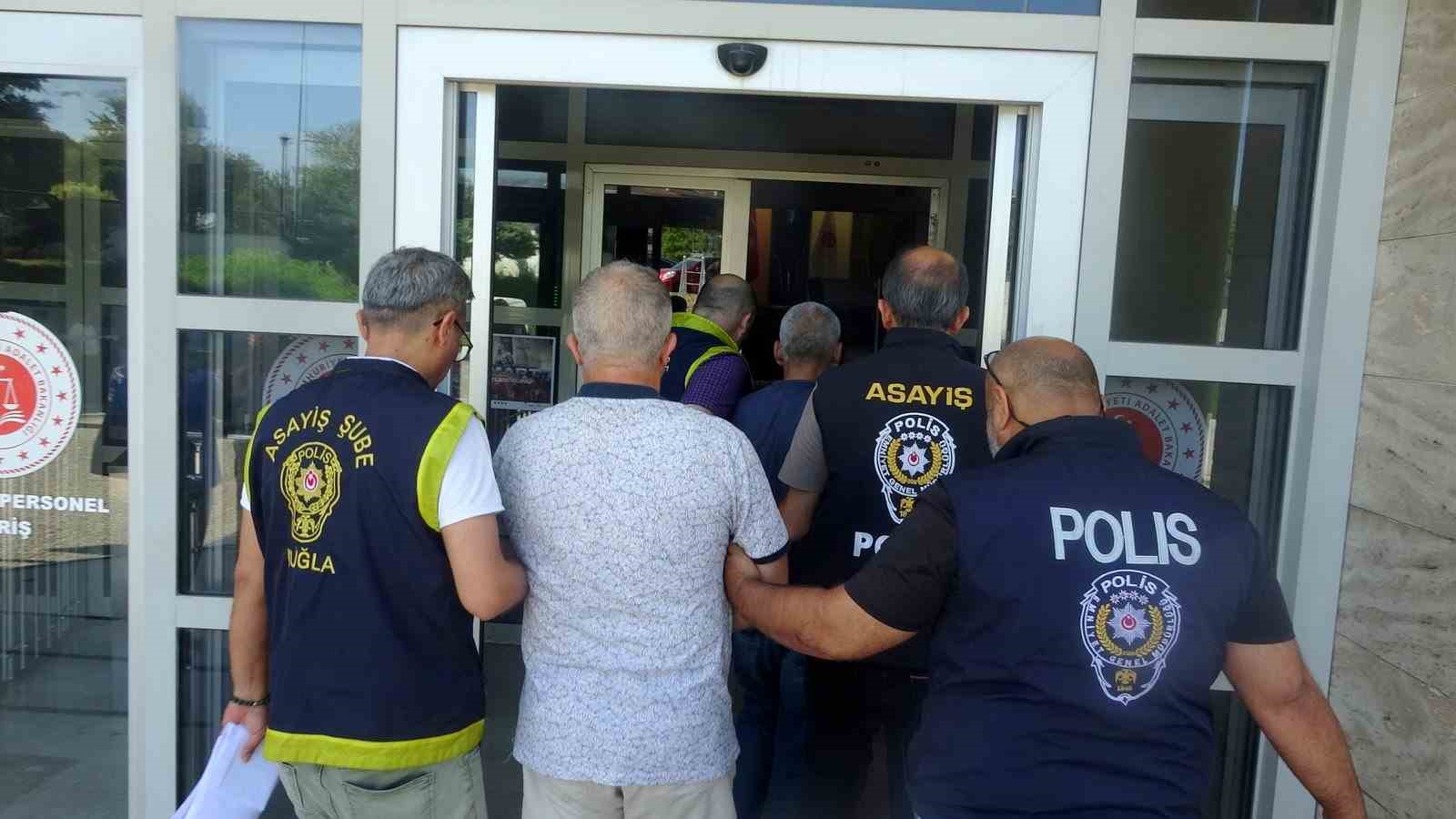 FETÖ’den ihraç edilen eski emniyet müdürü parke taşı hırsızlığı yaptı