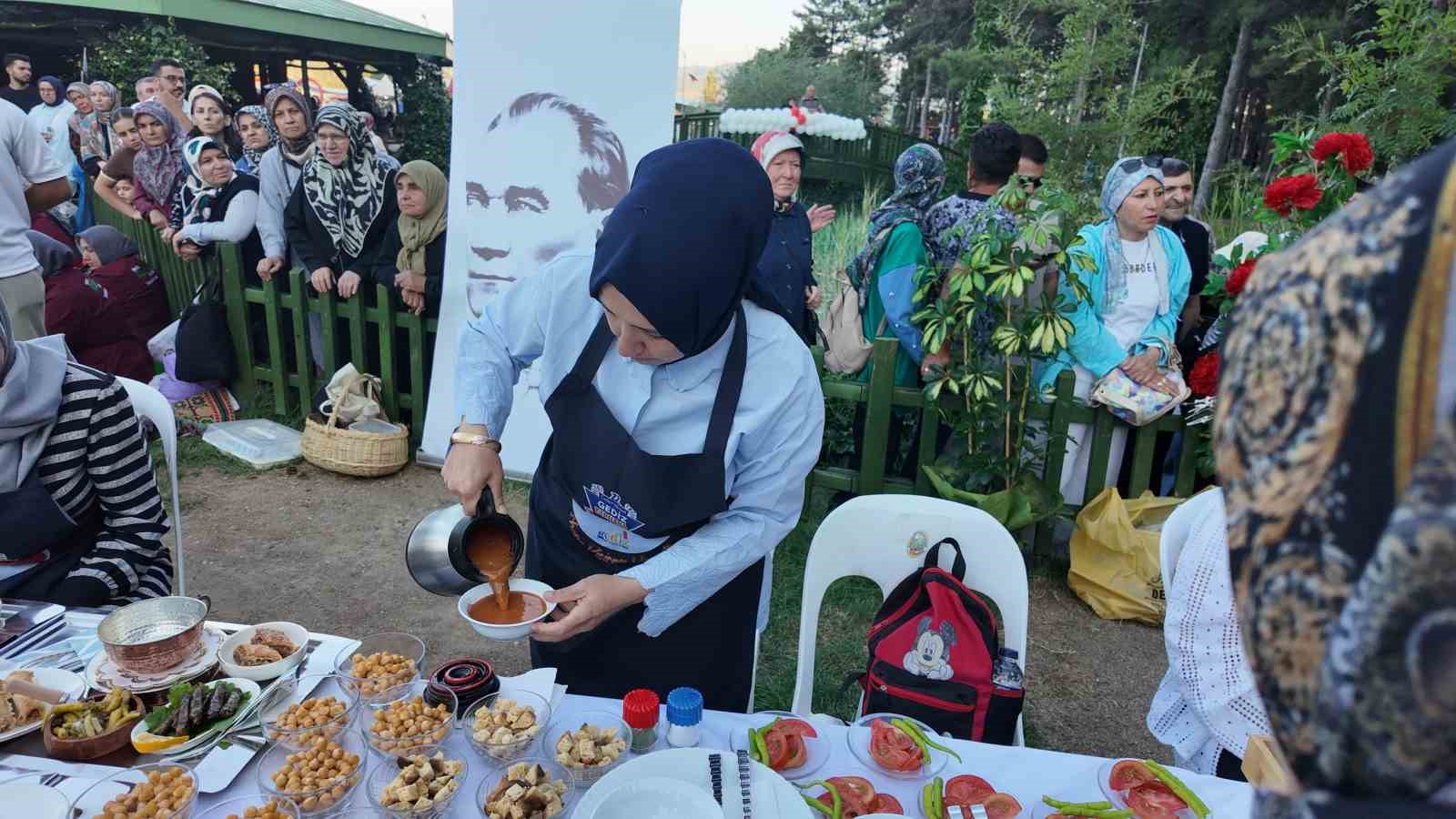 Gediz’de tarhana yarışmasında gelenek ve lezzet yarıştı