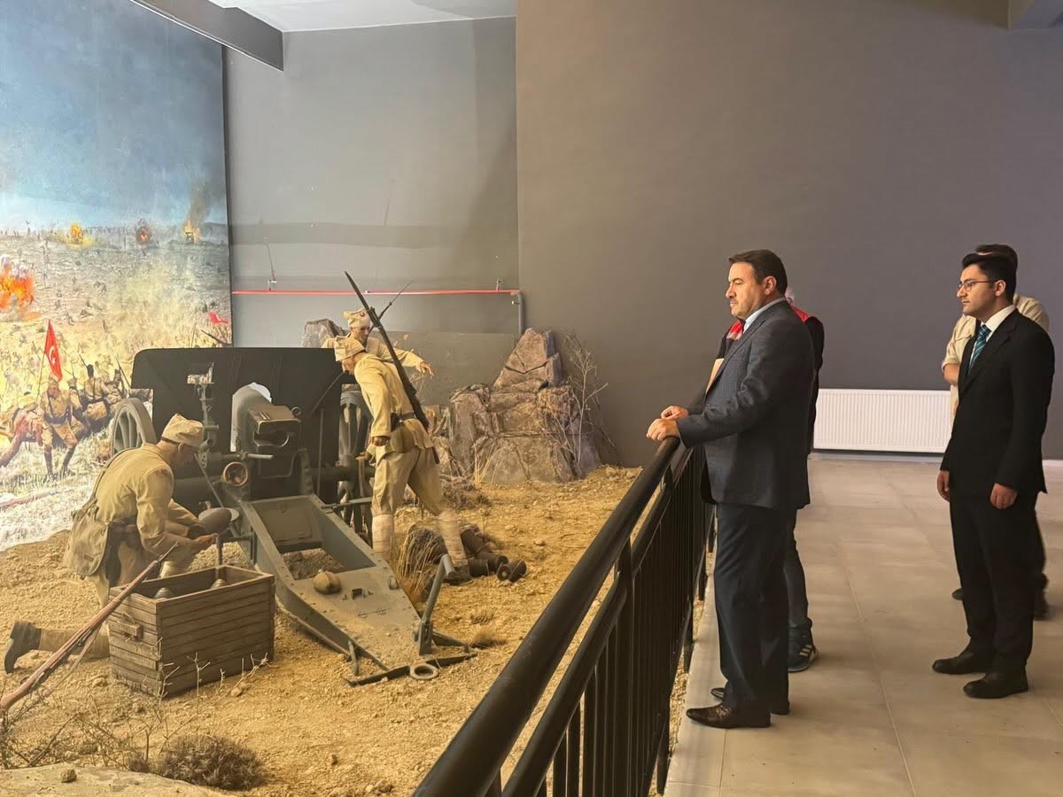 Kütahya Valisi Işın, Dumlupınar Şehitliği ve Diorama Müzesi’nde incelemelerde bulundu