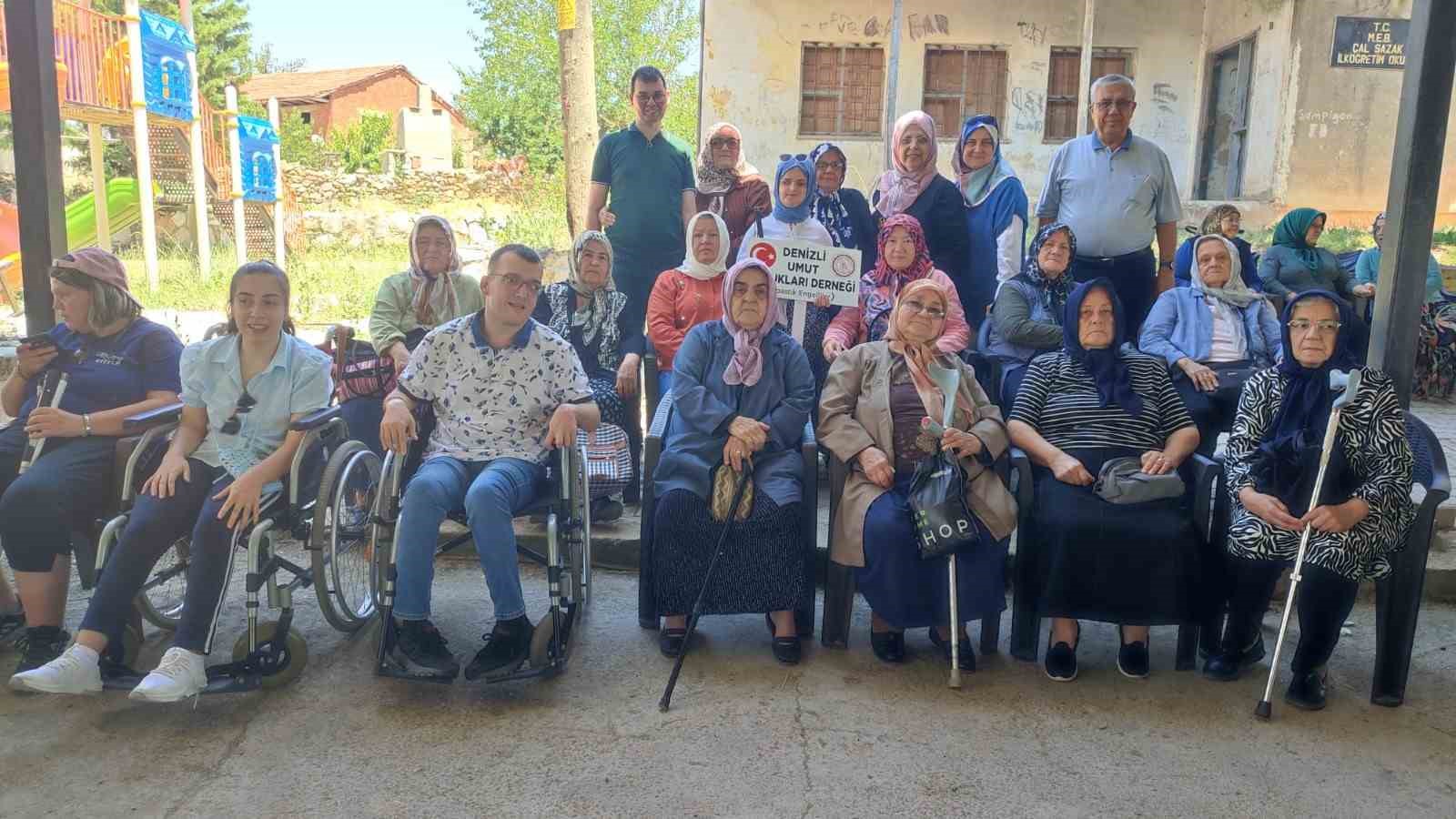 Hayır etkinliğinde çocuklara tarih kitabı dağıtıldı
