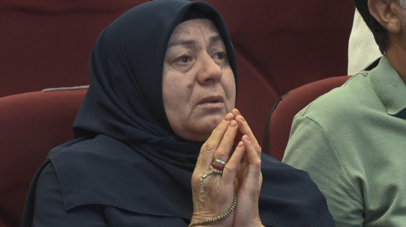 Hac kurasında ismi çıkan hacı adayları sevinçten gözyaşlarını tutamadı