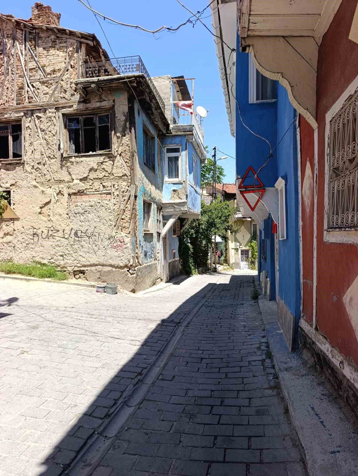 Günün fotoğrafı Afyonkarahisar’dan: Araçların çarptığı eve reflektörlü önlem