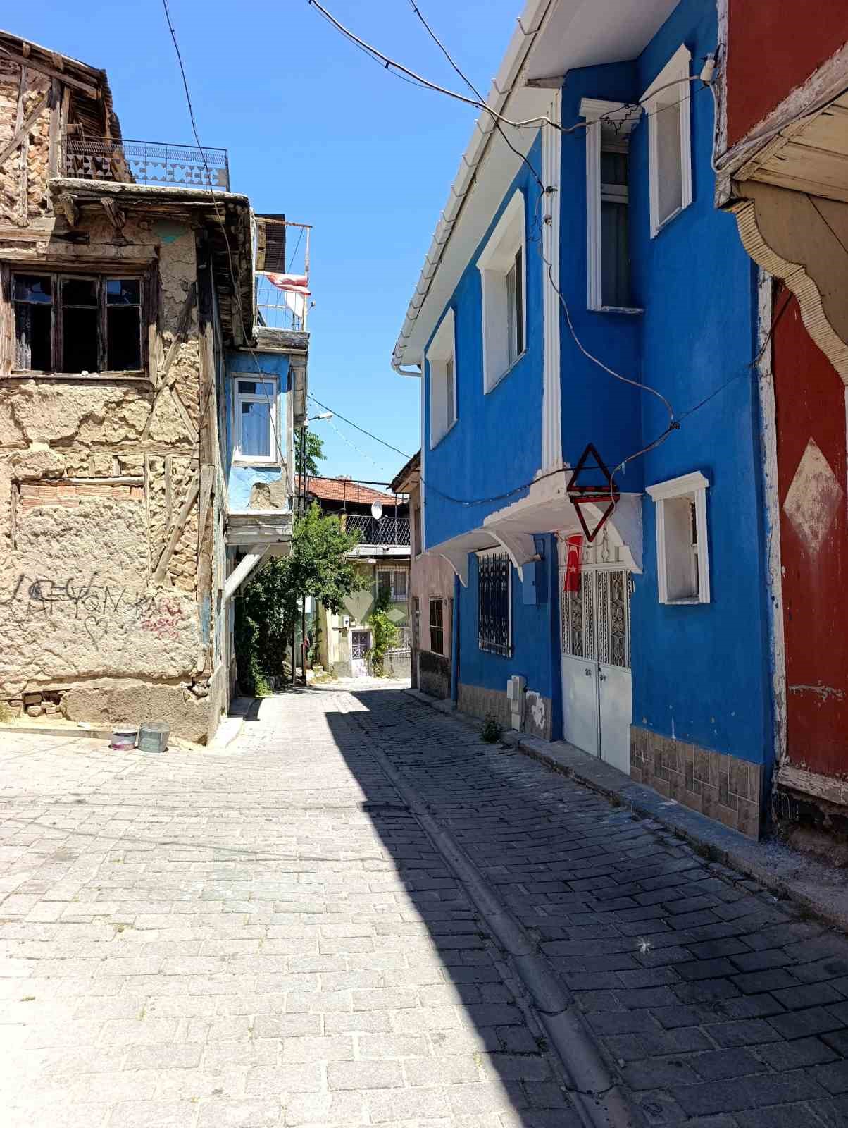 Günün fotoğrafı Afyonkarahisar’dan: Araçların çarptığı eve reflektörlü önlem