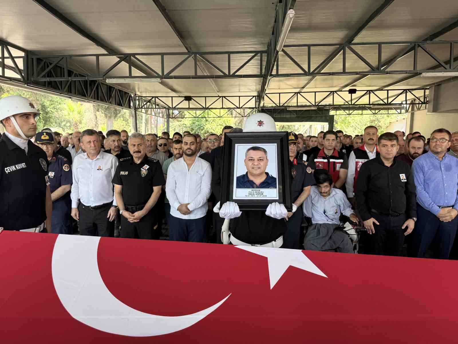 Kalp krizi sonucu hayatını kaybeden polis memuru son yolculuğuna uğurlandı
