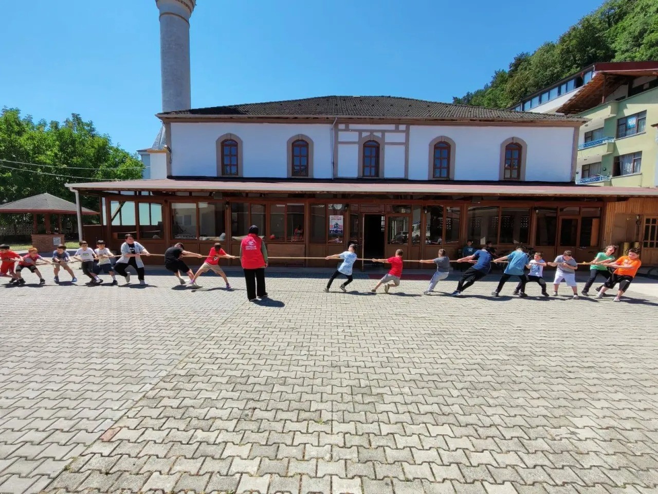 Minik kursiyerler hem öğreniyor hem sosyalleşiyor