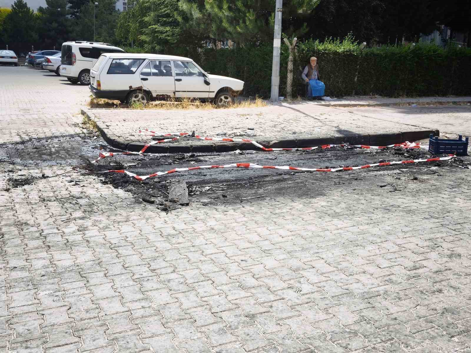 Pompalı tüfekle dehşet saçan şahıs sevgilisi olduğu iddia edilen kadının hem dükkanını hem aracını yaktı