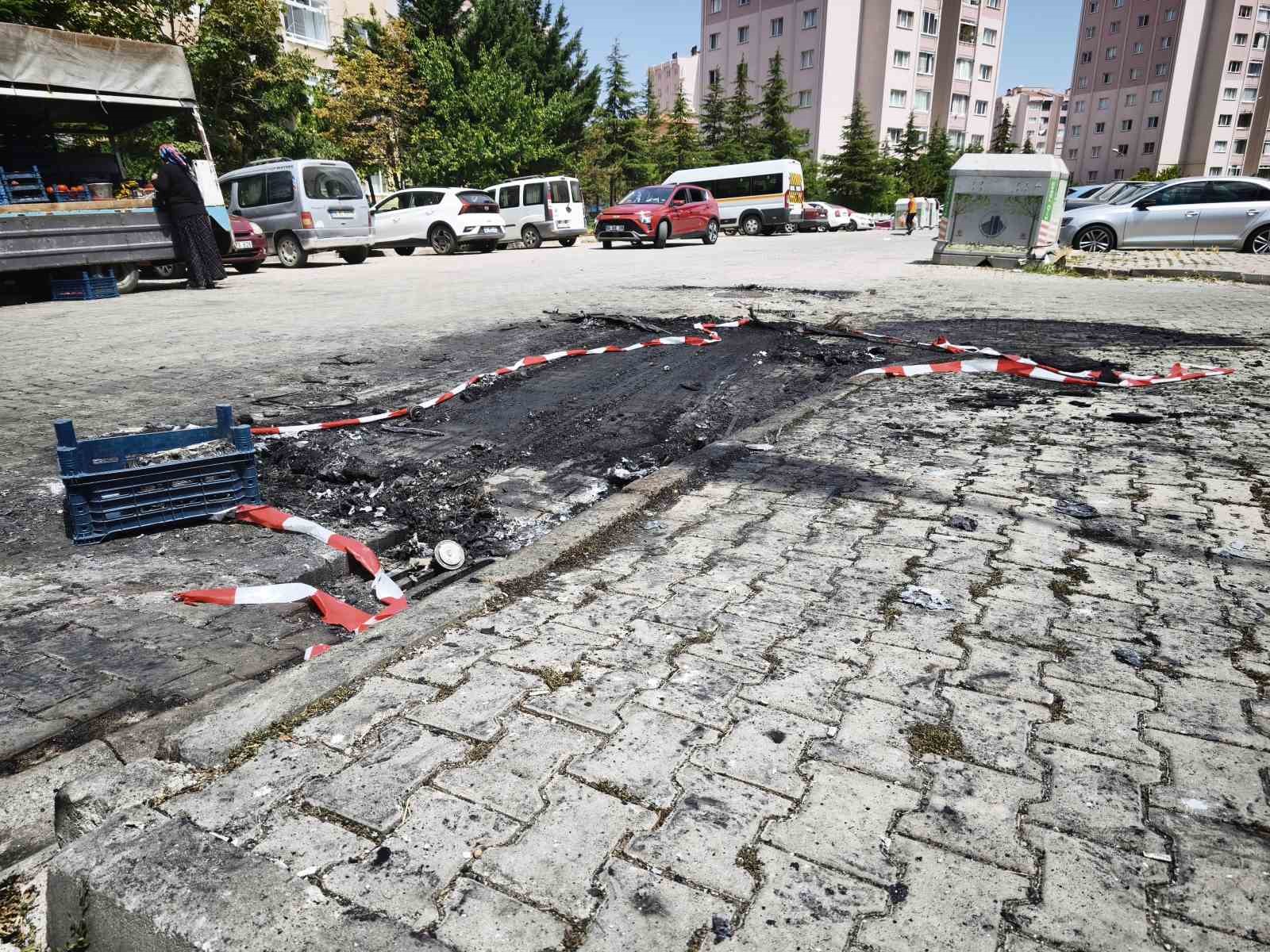 Pompalı tüfekle dehşet saçan şahıs sevgilisi olduğu iddia edilen kadının hem dükkanını hem aracını yaktı