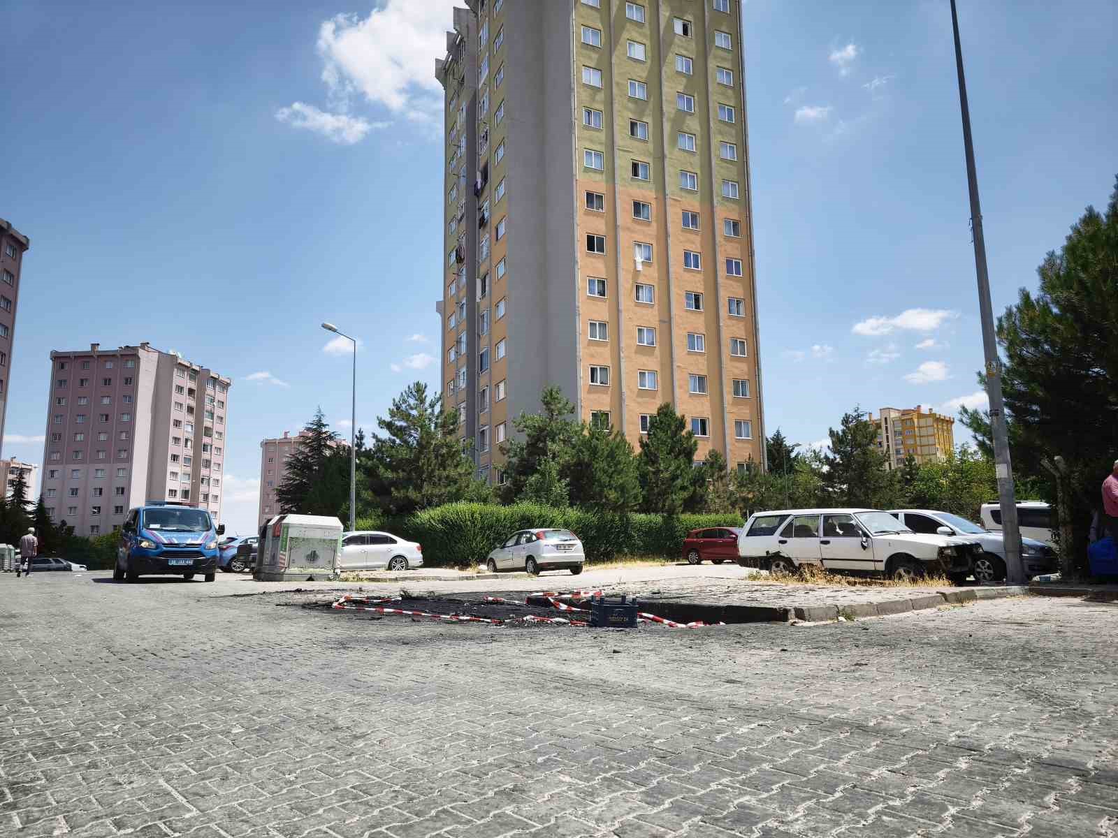 Pompalı tüfekle dehşet saçan şahıs sevgilisi olduğu iddia edilen kadının hem dükkanını hem aracını yaktı