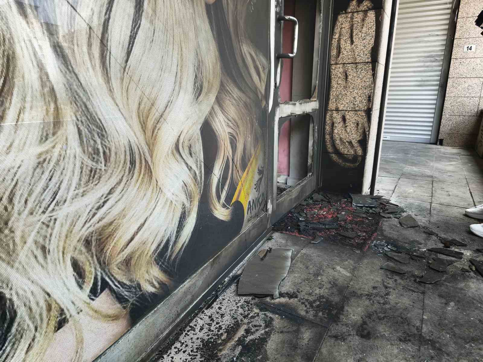 Pompalı tüfekle dehşet saçan şahıs sevgilisi olduğu iddia edilen kadının hem dükkanını hem aracını yaktı