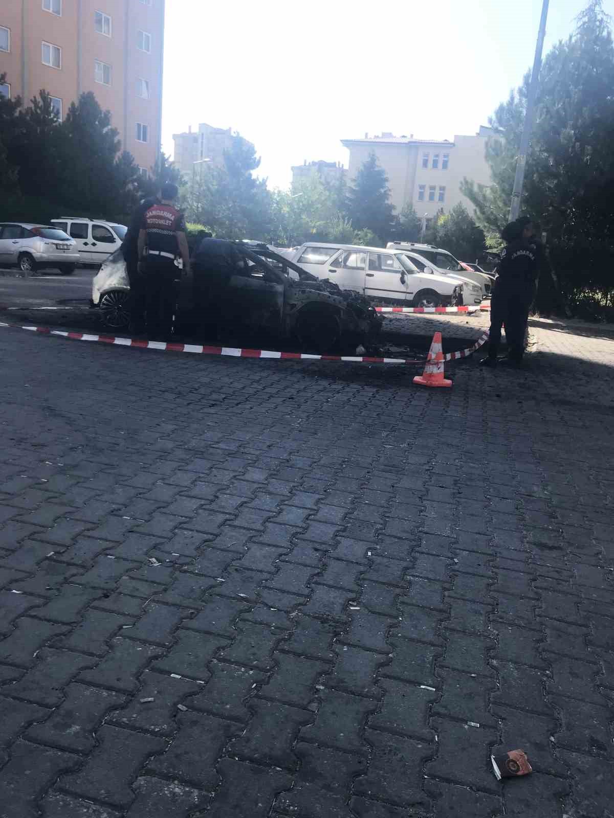 Pompalı tüfekle dehşet saçan şahıs sevgilisi olduğu iddia edilen kadının hem dükkanını hem aracını yaktı