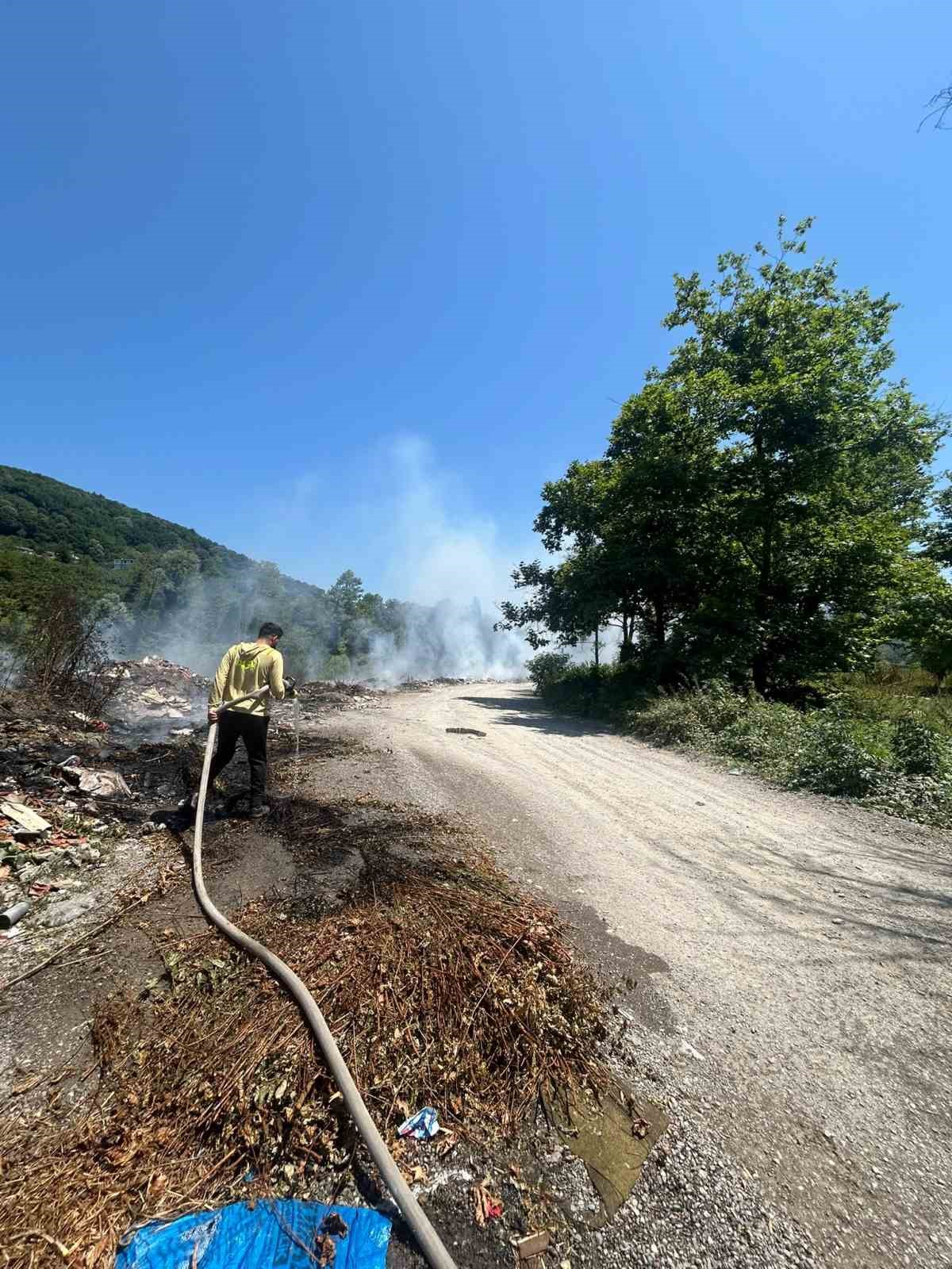 Mollabey yolunda çöplük yangını paniğe neden oldu