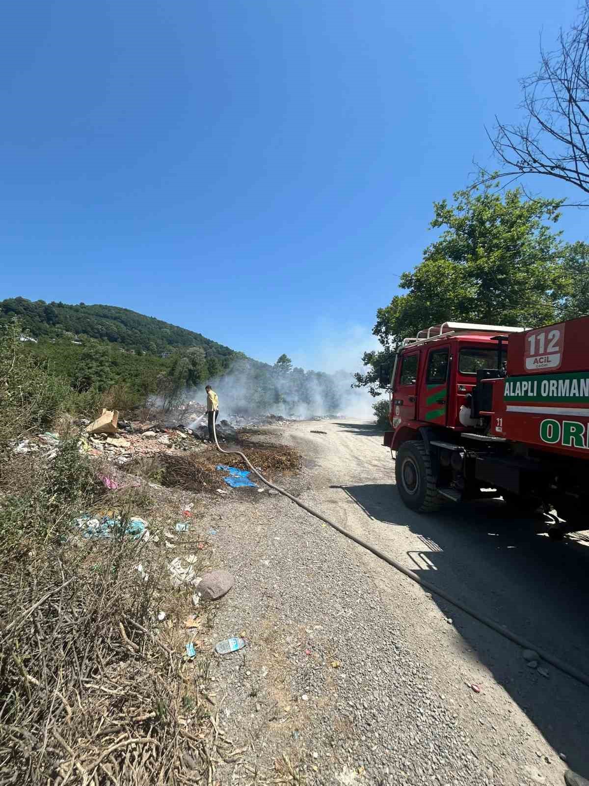 Mollabey yolunda çöplük yangını paniğe neden oldu