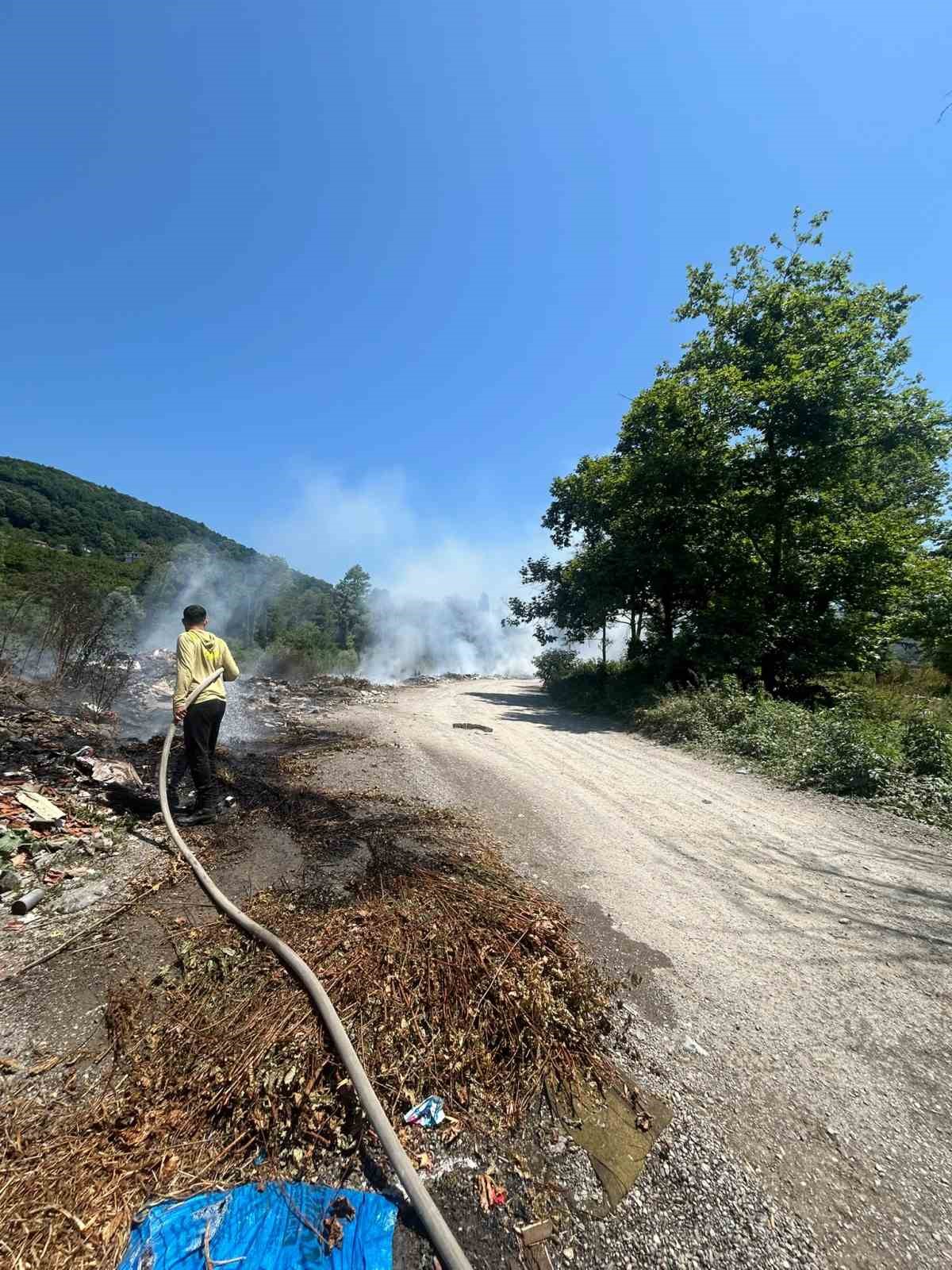 Mollabey yolunda çöplük yangını paniğe neden oldu