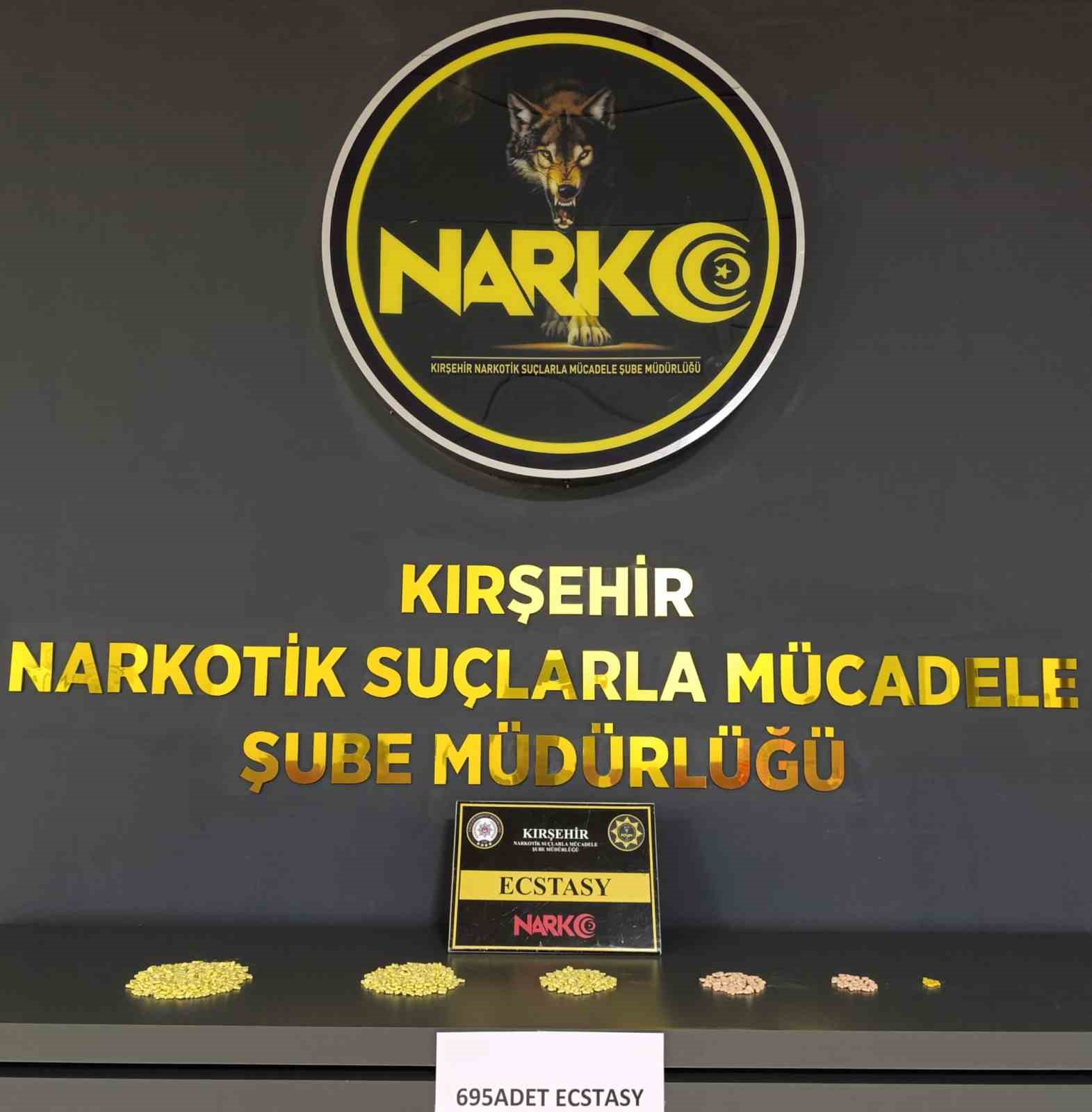 Polisin durdurduğu araçta uyuşturucu hap ele geçirildi
