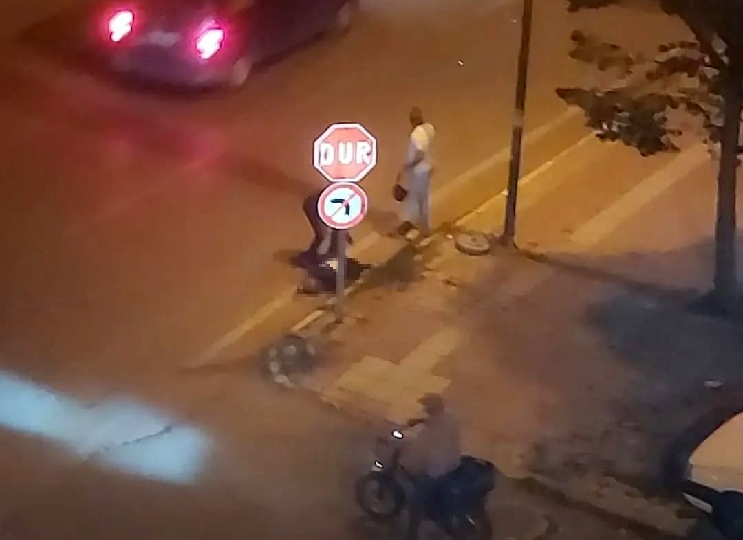 Yolun karşısına geçmeye çalışan kadını hayattan koparan kaza kamerada