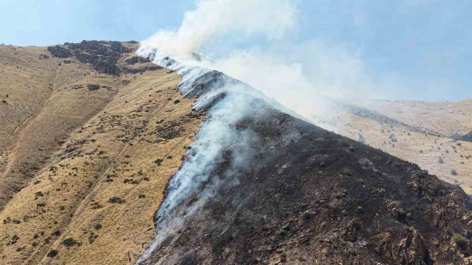Elazığ’da dağlık alandaki yangına müdahale sürüyor