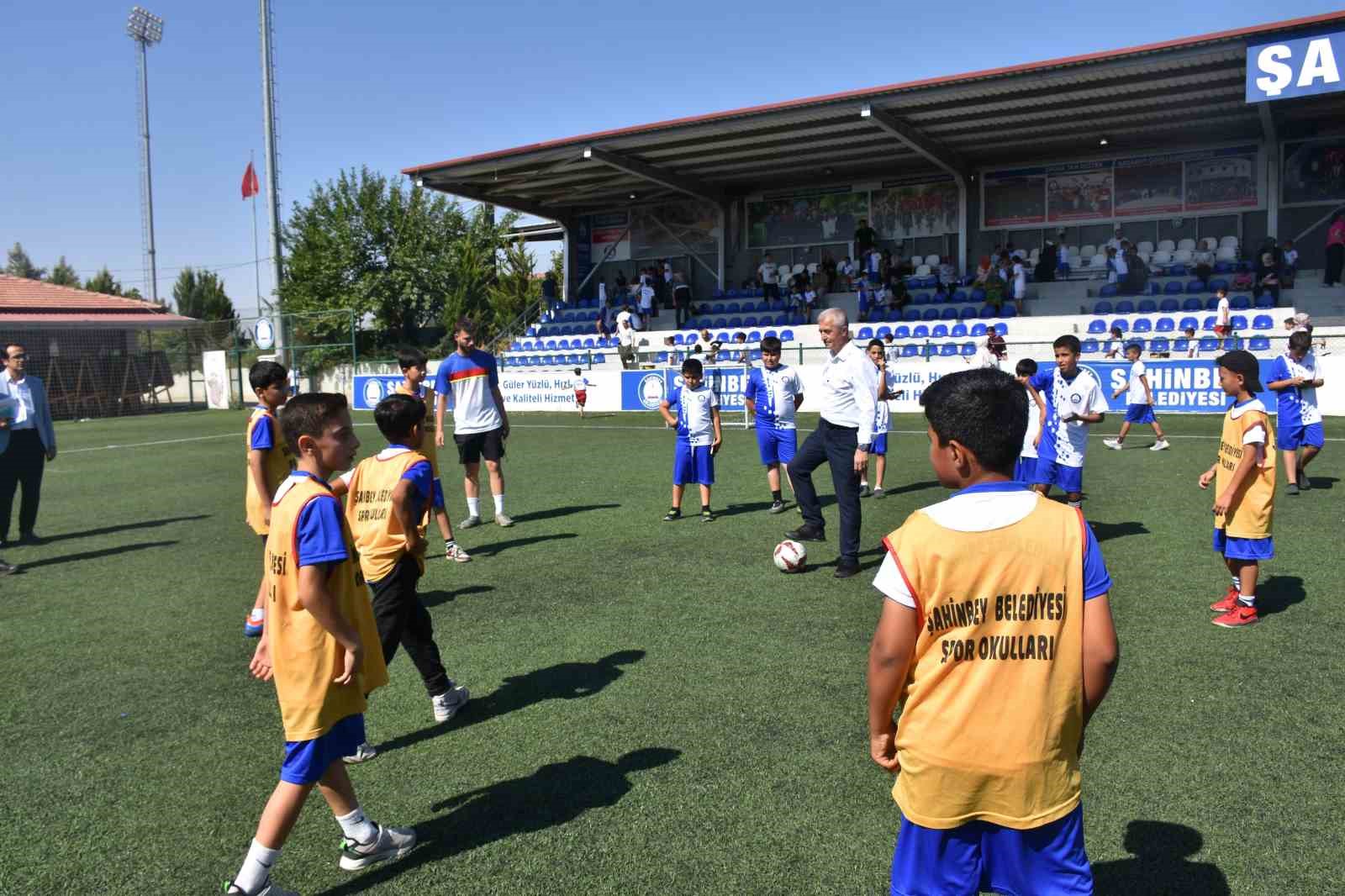 Şahinbey Belediyesi yaz spor okulu gençlere kapısını açtı
