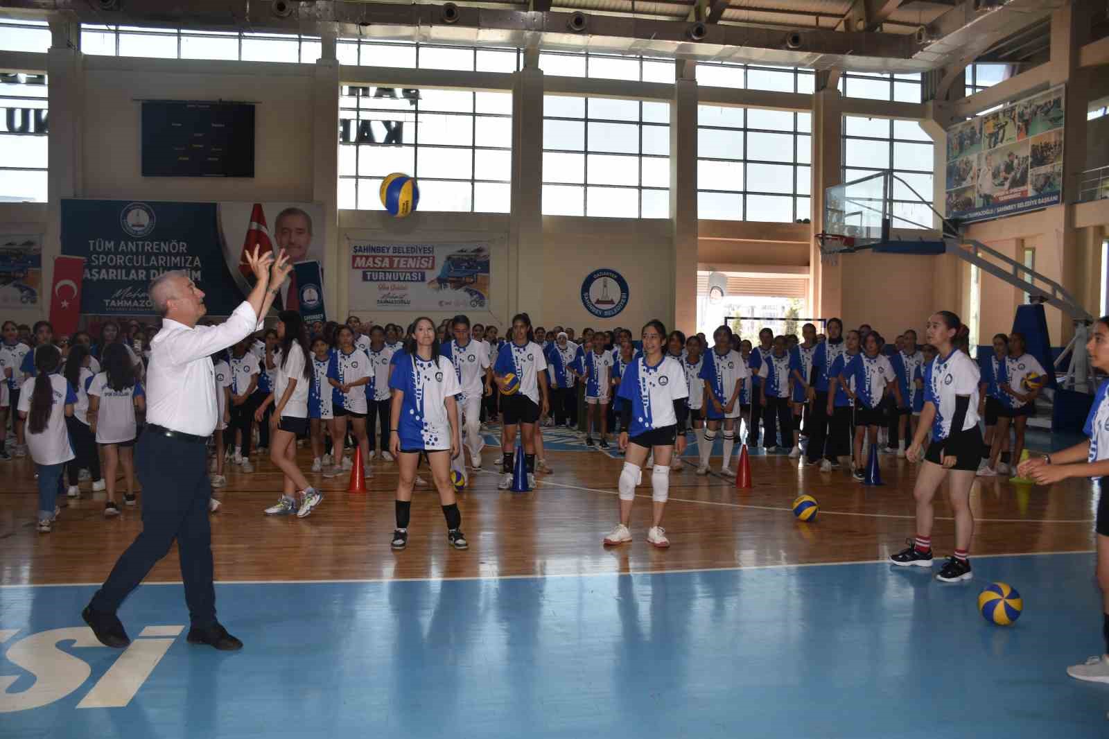Şahinbey Belediyesi yaz spor okulu gençlere kapısını açtı