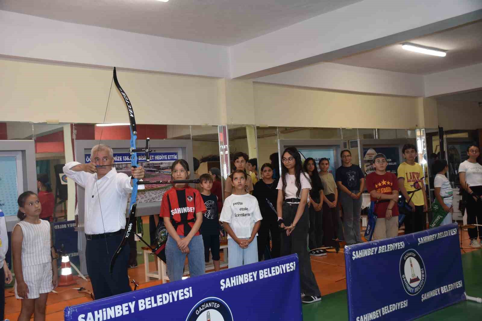 Şahinbey Belediyesi yaz spor okulu gençlere kapısını açtı
