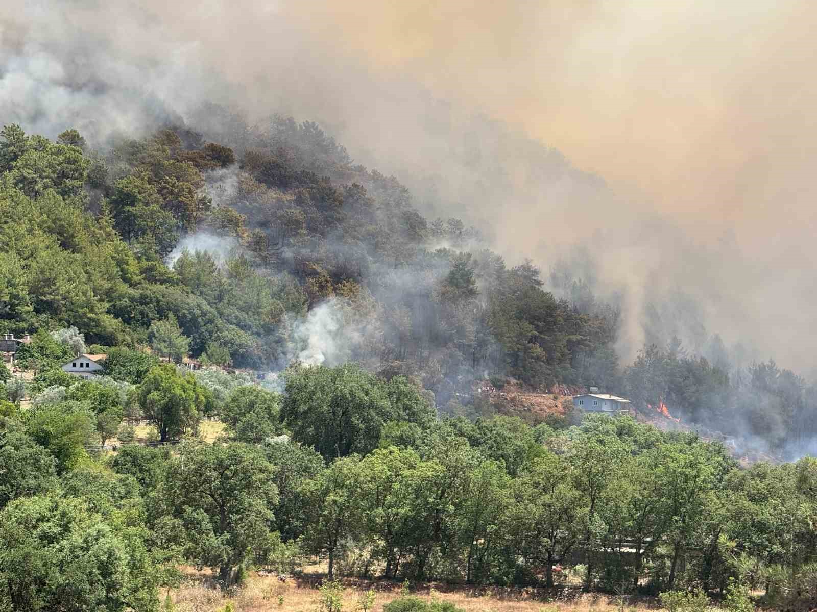 Fethiye’de orman yangınını söndürme çalışmaları sürüyor