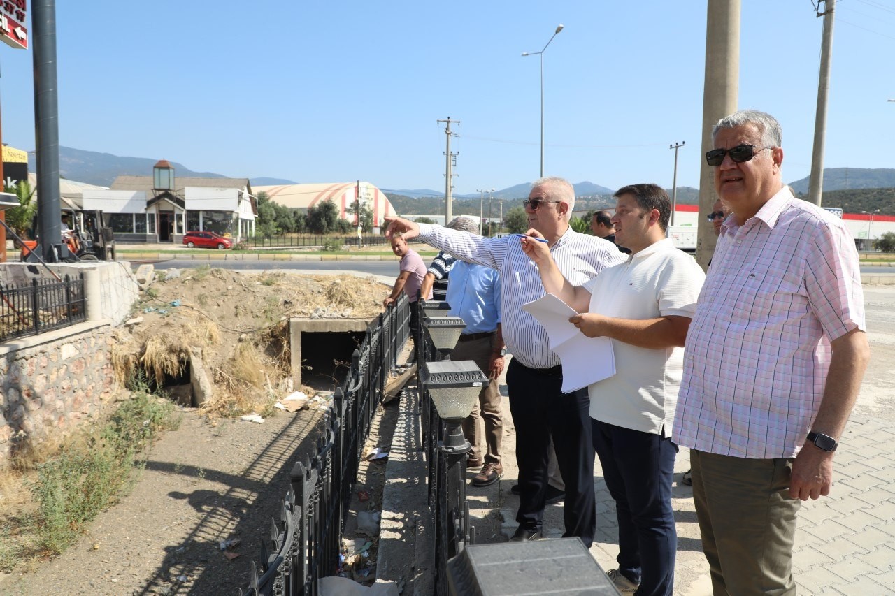 Edremit’te trafiği rahatlatacak yan yol çalışması