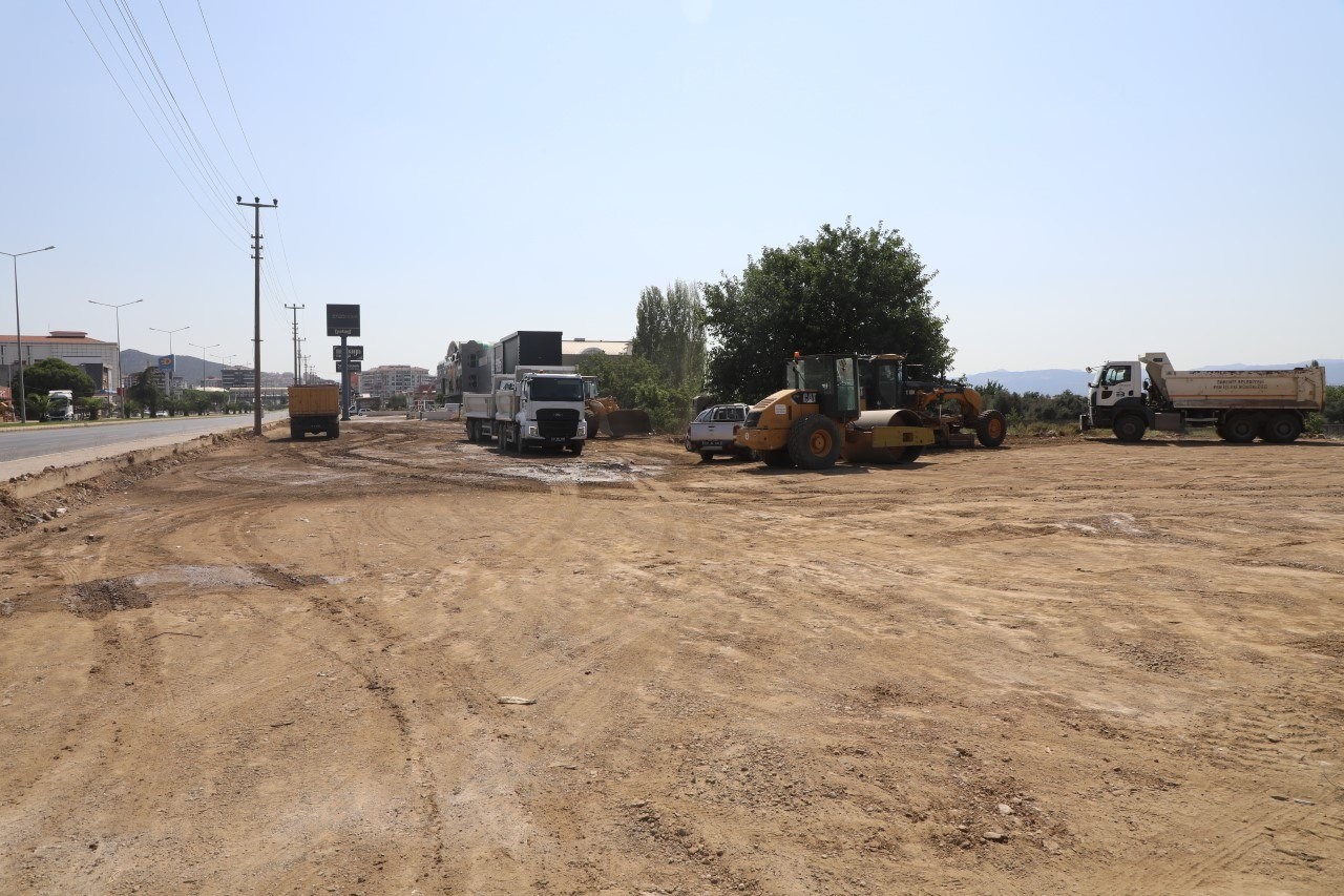 Edremit’te trafiği rahatlatacak yan yol çalışması