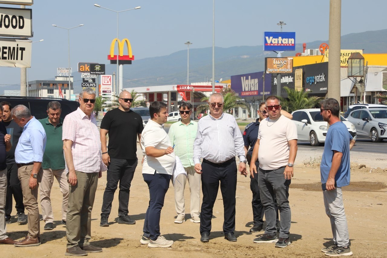 Edremit’te trafiği rahatlatacak yan yol çalışması