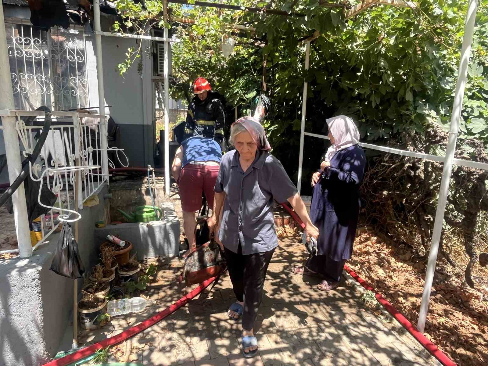 Yaşlı çift alevlerin sardığı evden komşuların uyarısıyla çıktı