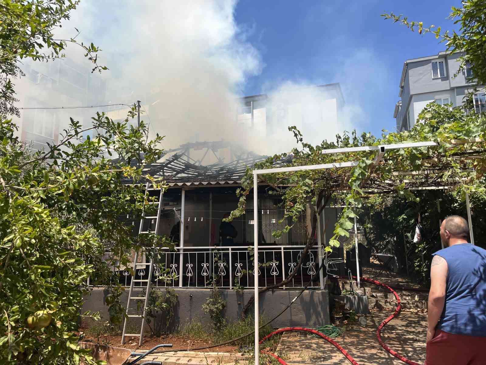 Yaşlı çift alevlerin sardığı evden komşuların uyarısıyla çıktı