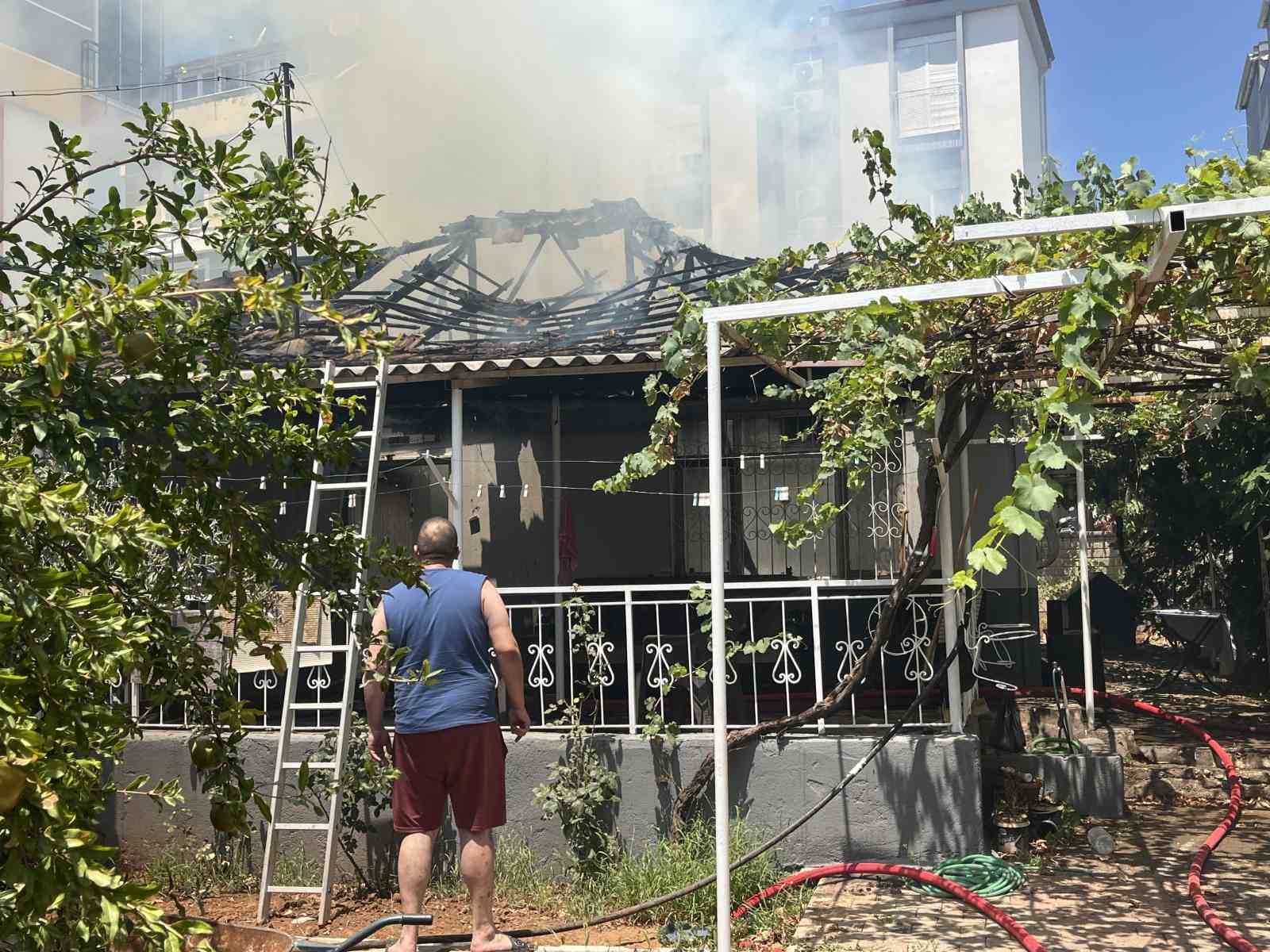 Yaşlı çift alevlerin sardığı evden komşuların uyarısıyla çıktı