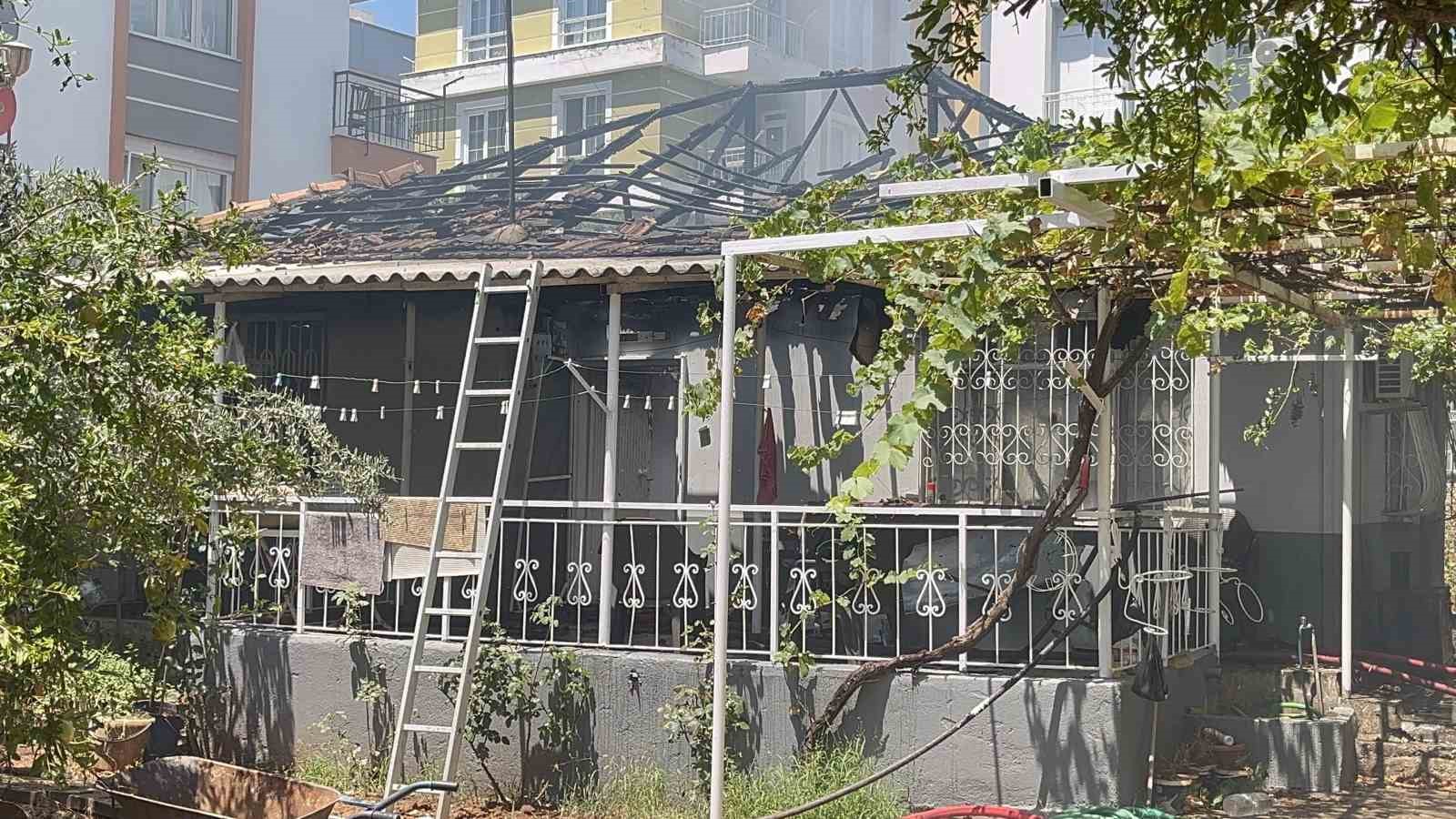 Yaşlı çift alevlerin sardığı evden komşuların uyarısıyla çıktı