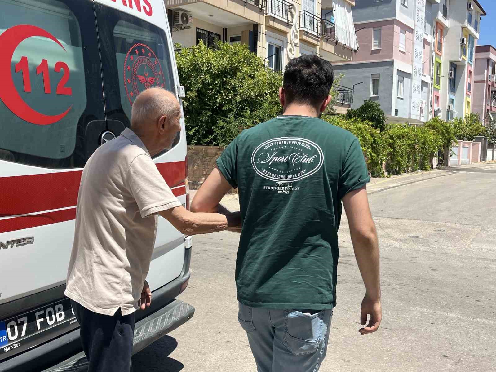 Yaşlı çift alevlerin sardığı evden komşuların uyarısıyla çıktı
