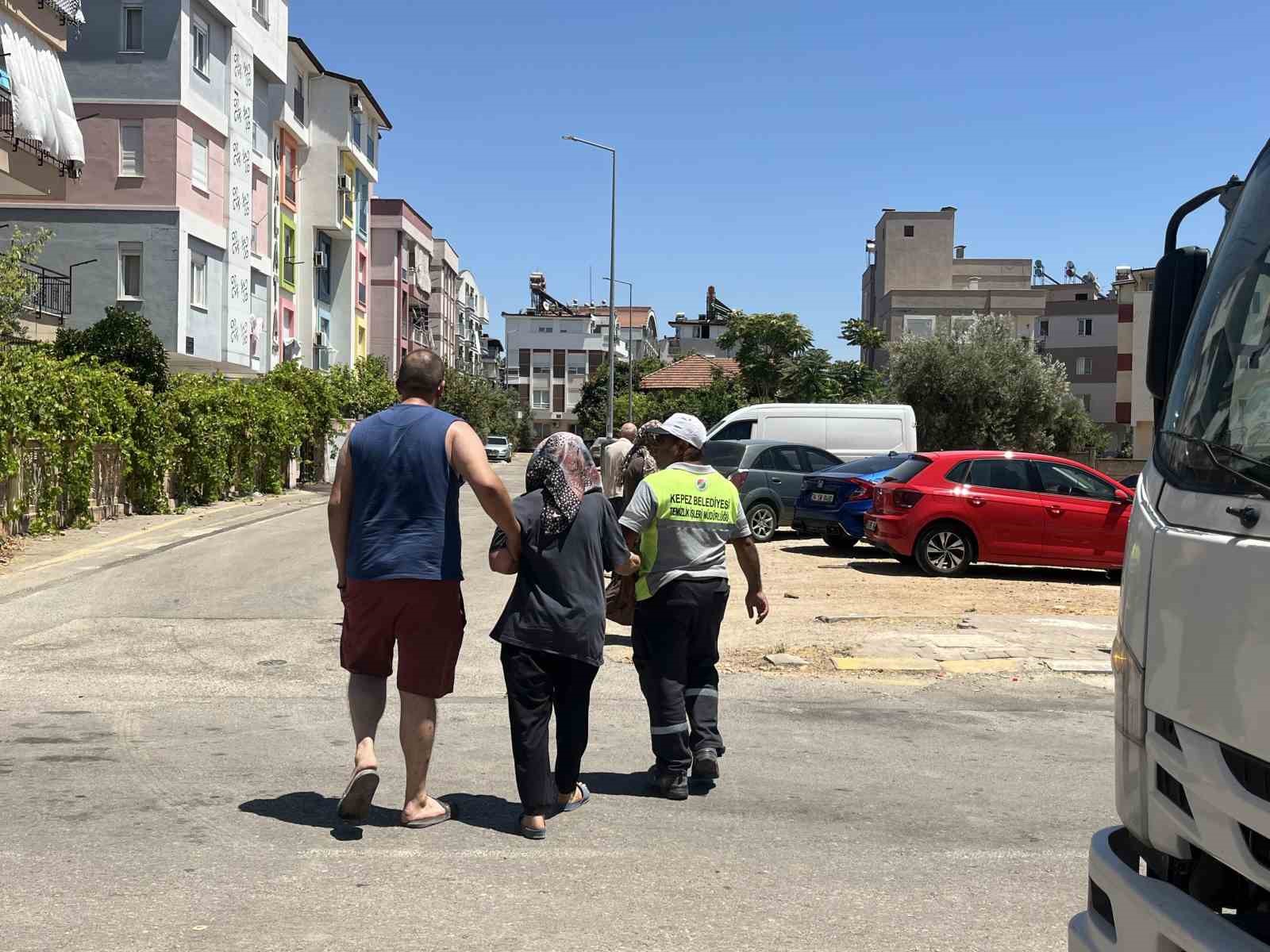 Yaşlı çift alevlerin sardığı evden komşuların uyarısıyla çıktı