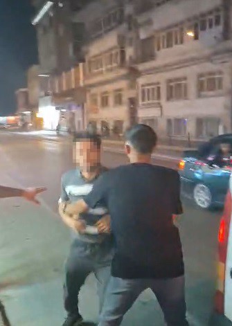 Konya’da motosikletliye saldıran otomobil sürücüsüne para cezası kesilirken aracı trafikten men edildi