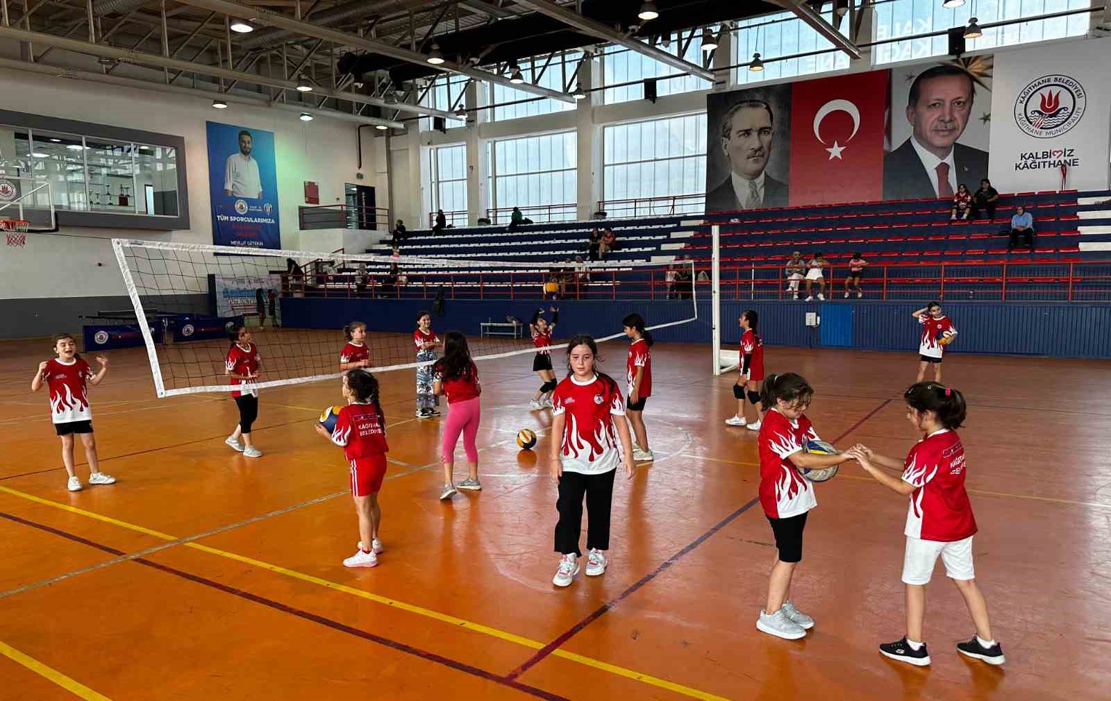 Kağıthane Belediyesi’nin düzenlediği Yaz Spor Okulları’nda eğitimler hızla devam ediyor