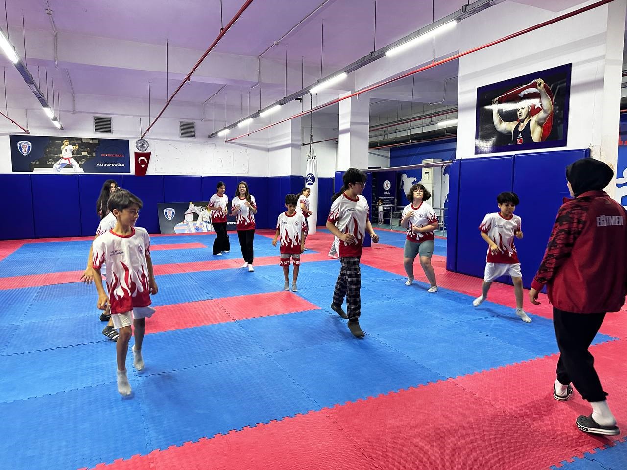 Kağıthane Belediyesi’nin düzenlediği Yaz Spor Okulları’nda eğitimler hızla devam ediyor