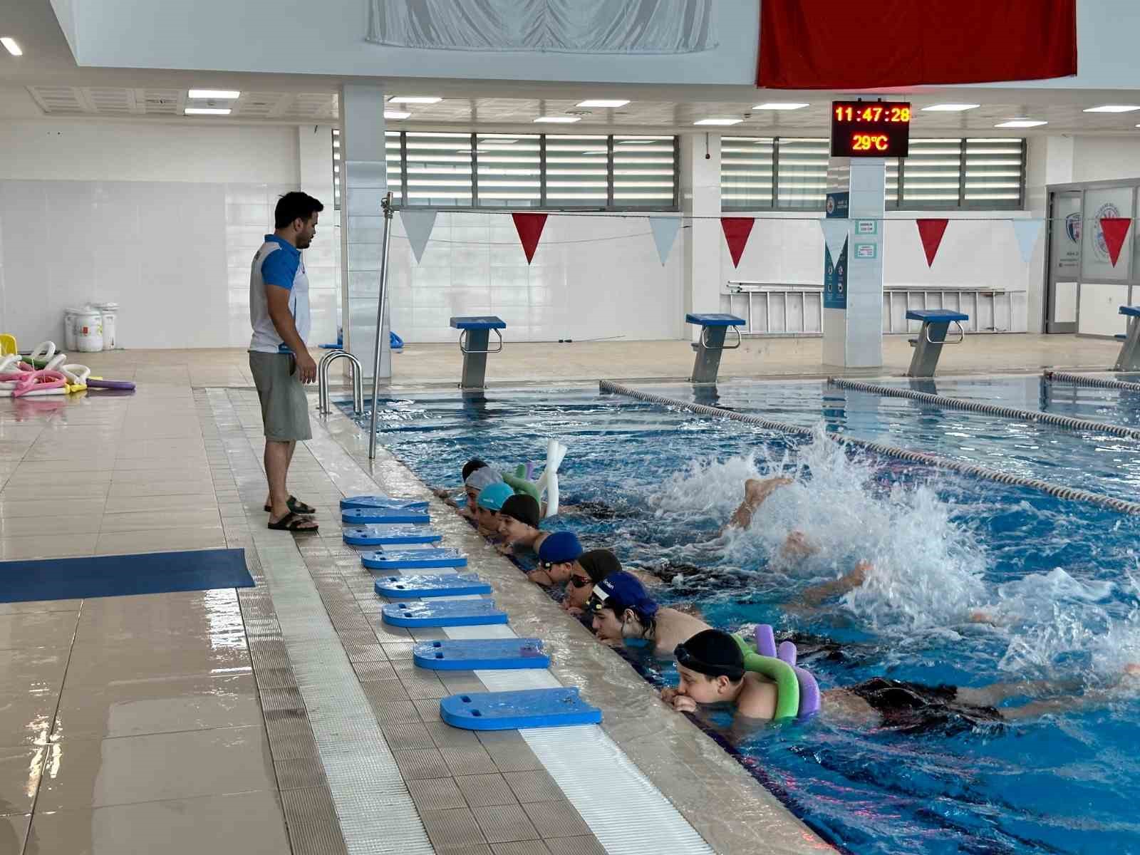 Kağıthane Belediyesi’nin düzenlediği Yaz Spor Okulları’nda eğitimler hızla devam ediyor
