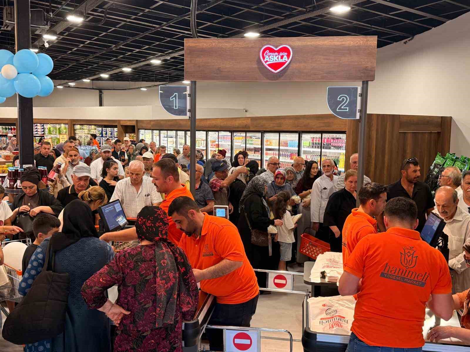 Hanımeli Yöresel Market’in bininci müşterisine sürpriz hediye