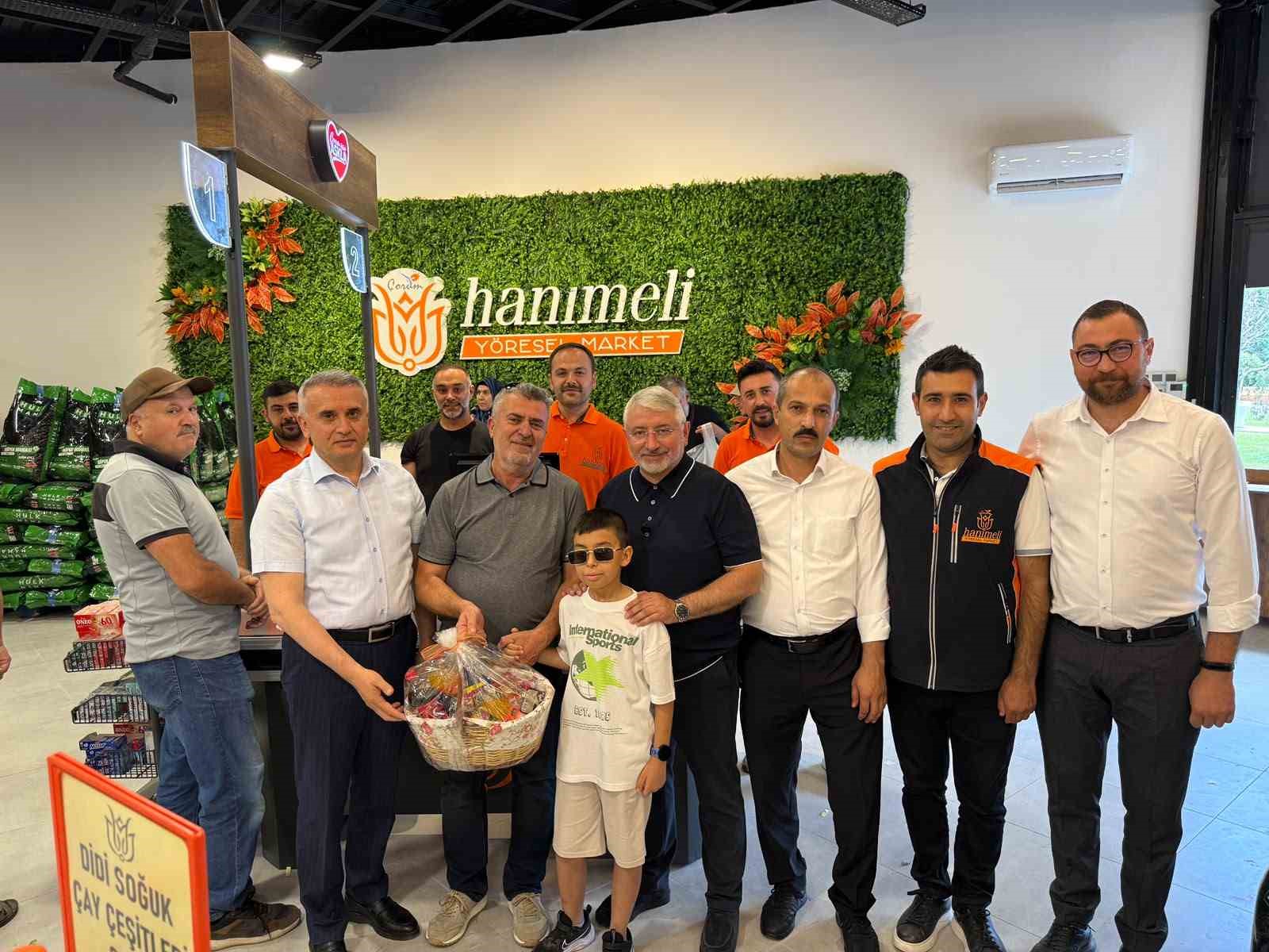 Hanımeli Yöresel Market’in bininci müşterisine sürpriz hediye