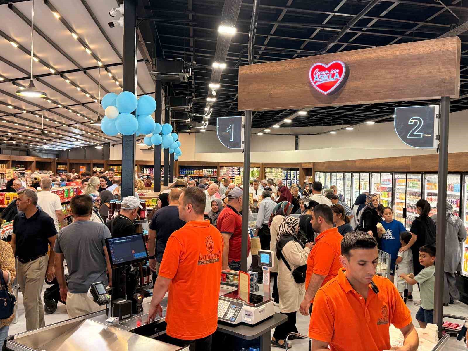 Hanımeli Yöresel Market’in bininci müşterisine sürpriz hediye