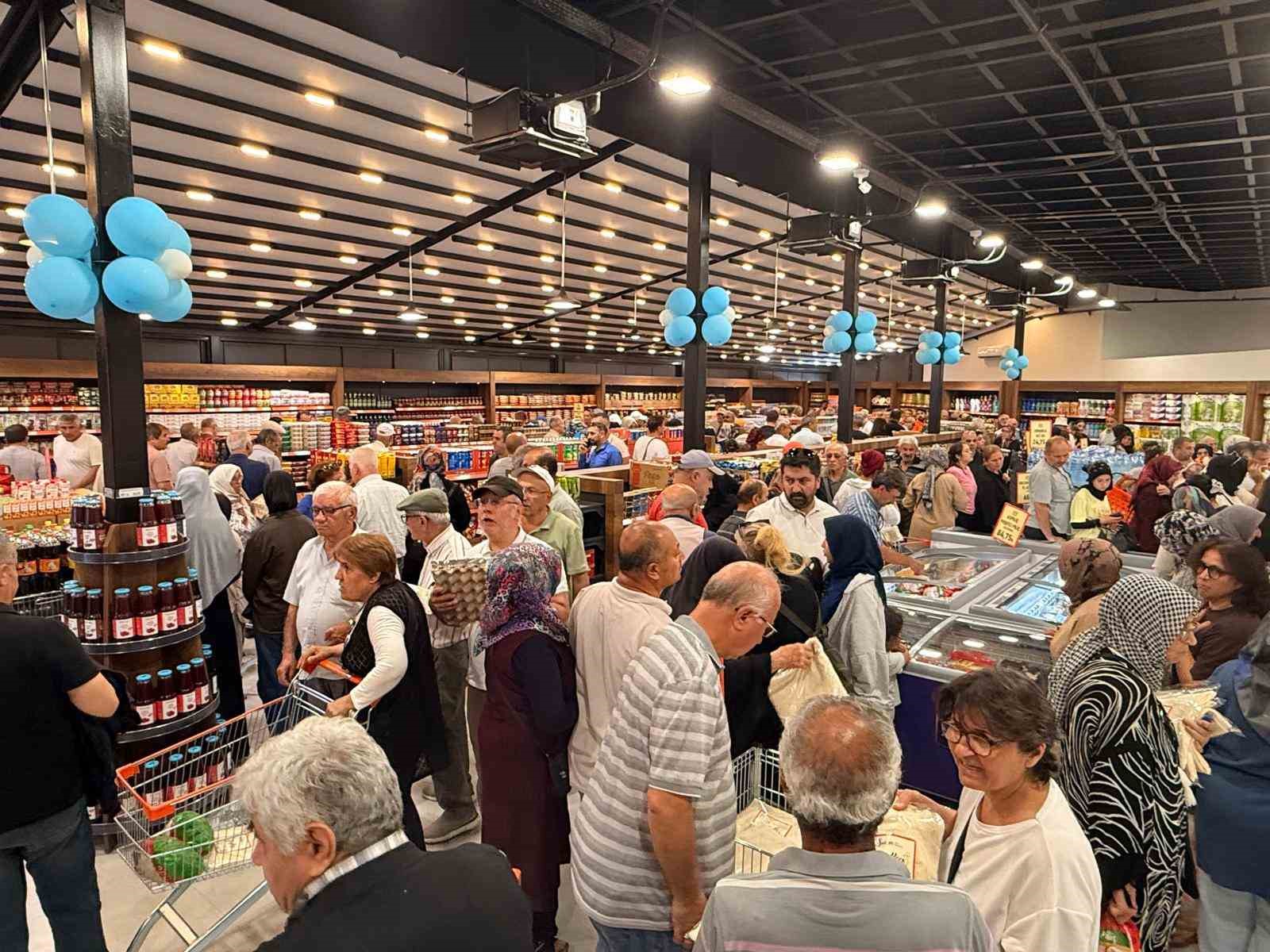 Hanımeli Yöresel Market’in bininci müşterisine sürpriz hediye