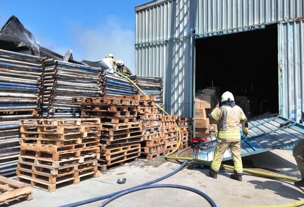 Çatalca’da kimyasal madde dolu iş yerinde yangın: 1 kişi yaralandı