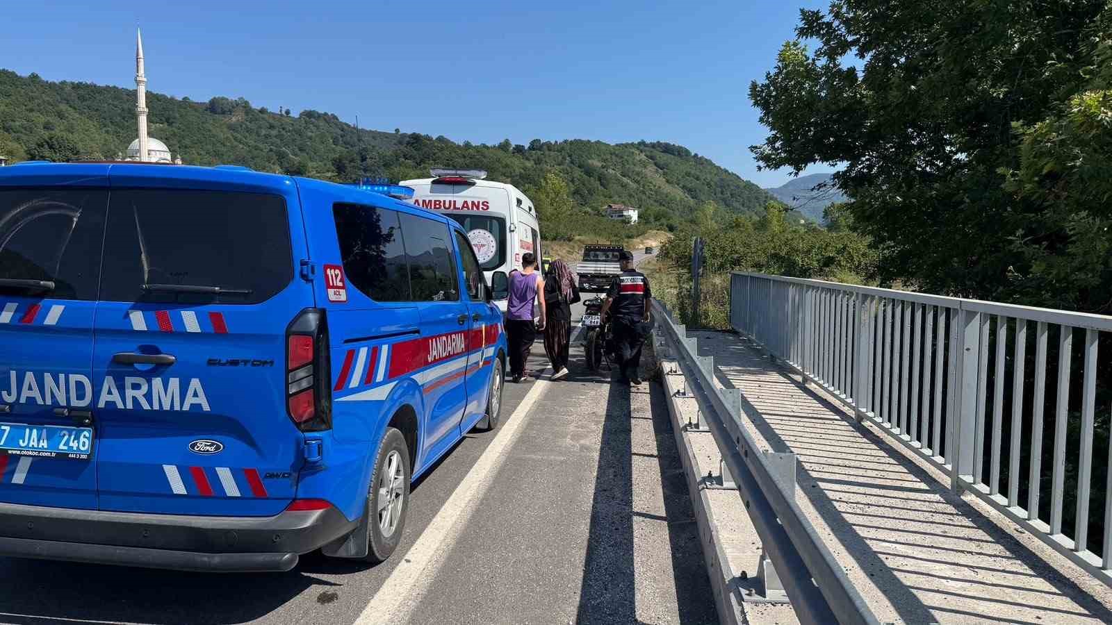 Direksiyon hâkimiyetini kaybeden motosiklet sürücüsü bariyere çarptı: 1 yaralı