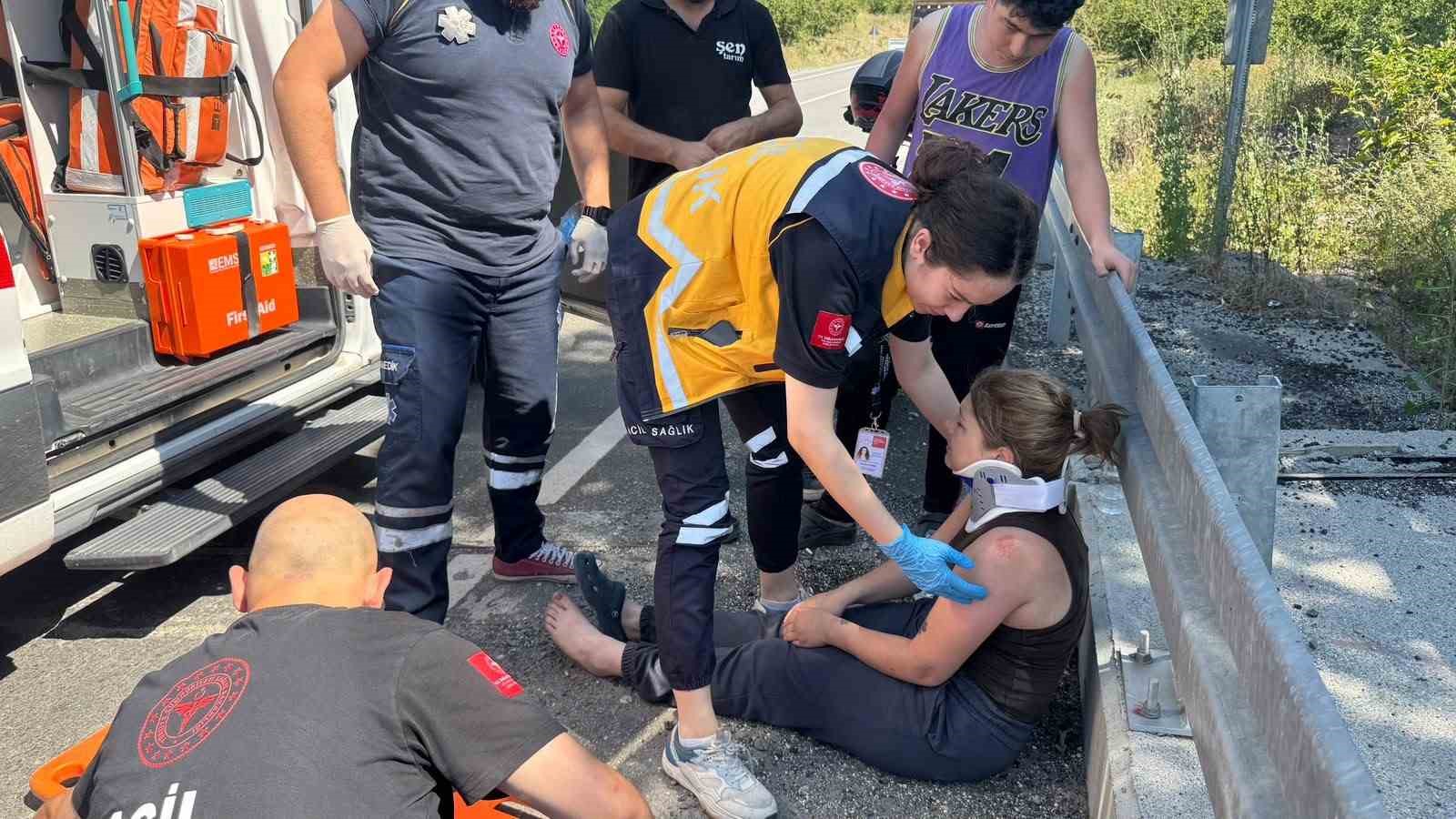 Direksiyon hâkimiyetini kaybeden motosiklet sürücüsü bariyere çarptı: 1 yaralı