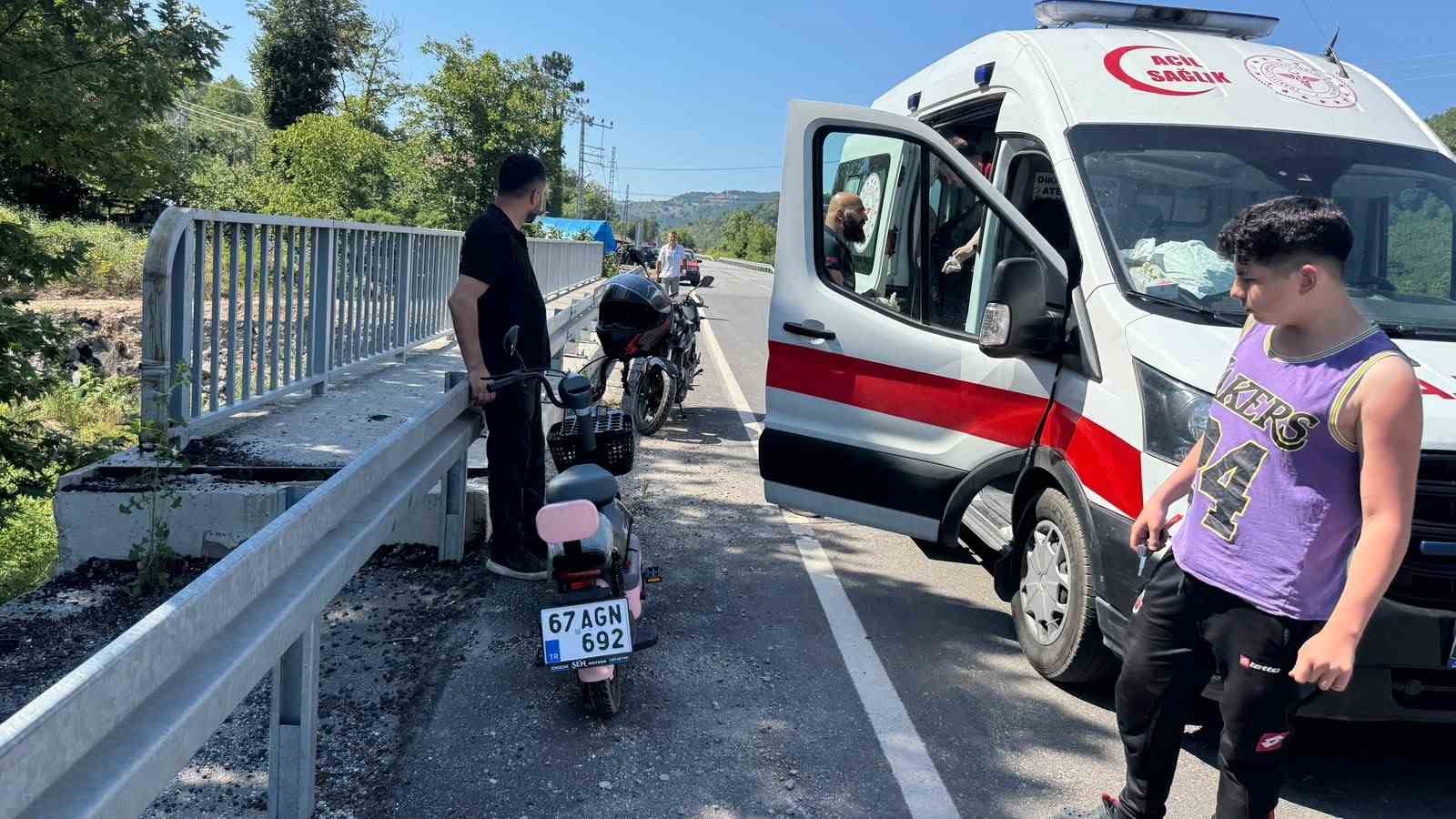 Direksiyon hâkimiyetini kaybeden motosiklet sürücüsü bariyere çarptı: 1 yaralı