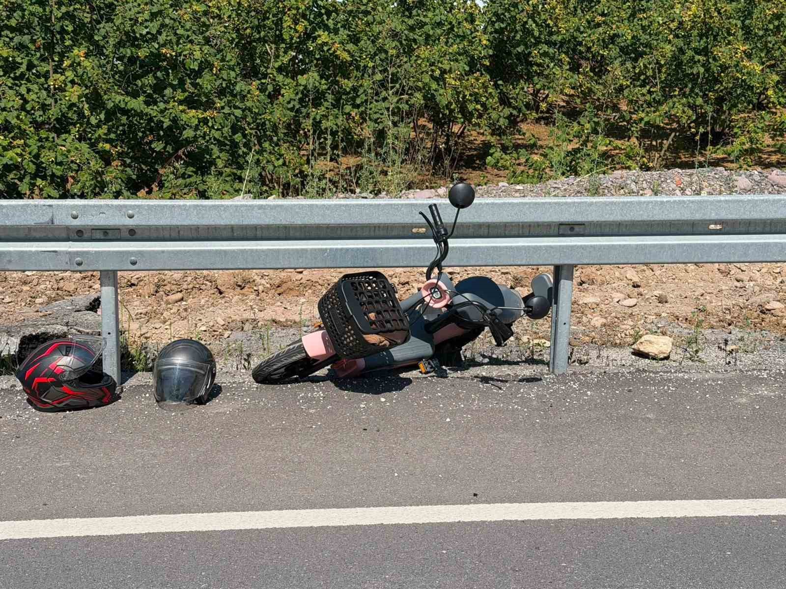 Direksiyon hâkimiyetini kaybeden motosiklet sürücüsü bariyere çarptı: 1 yaralı