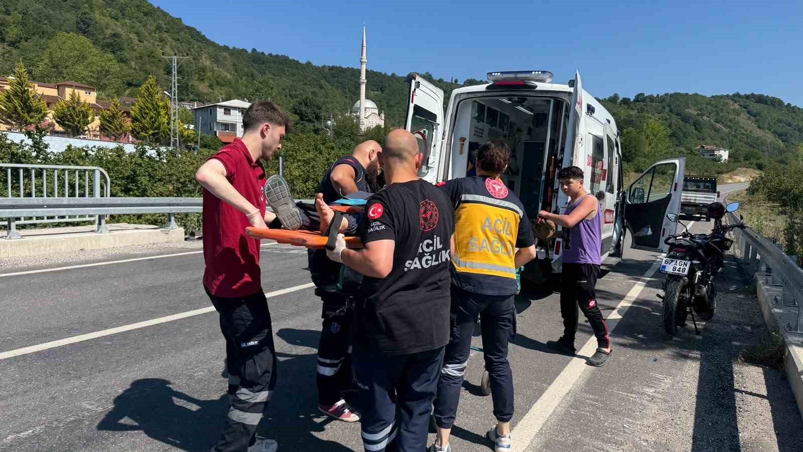 Direksiyon hâkimiyetini kaybeden motosiklet sürücüsü bariyere çarptı: 1 yaralı