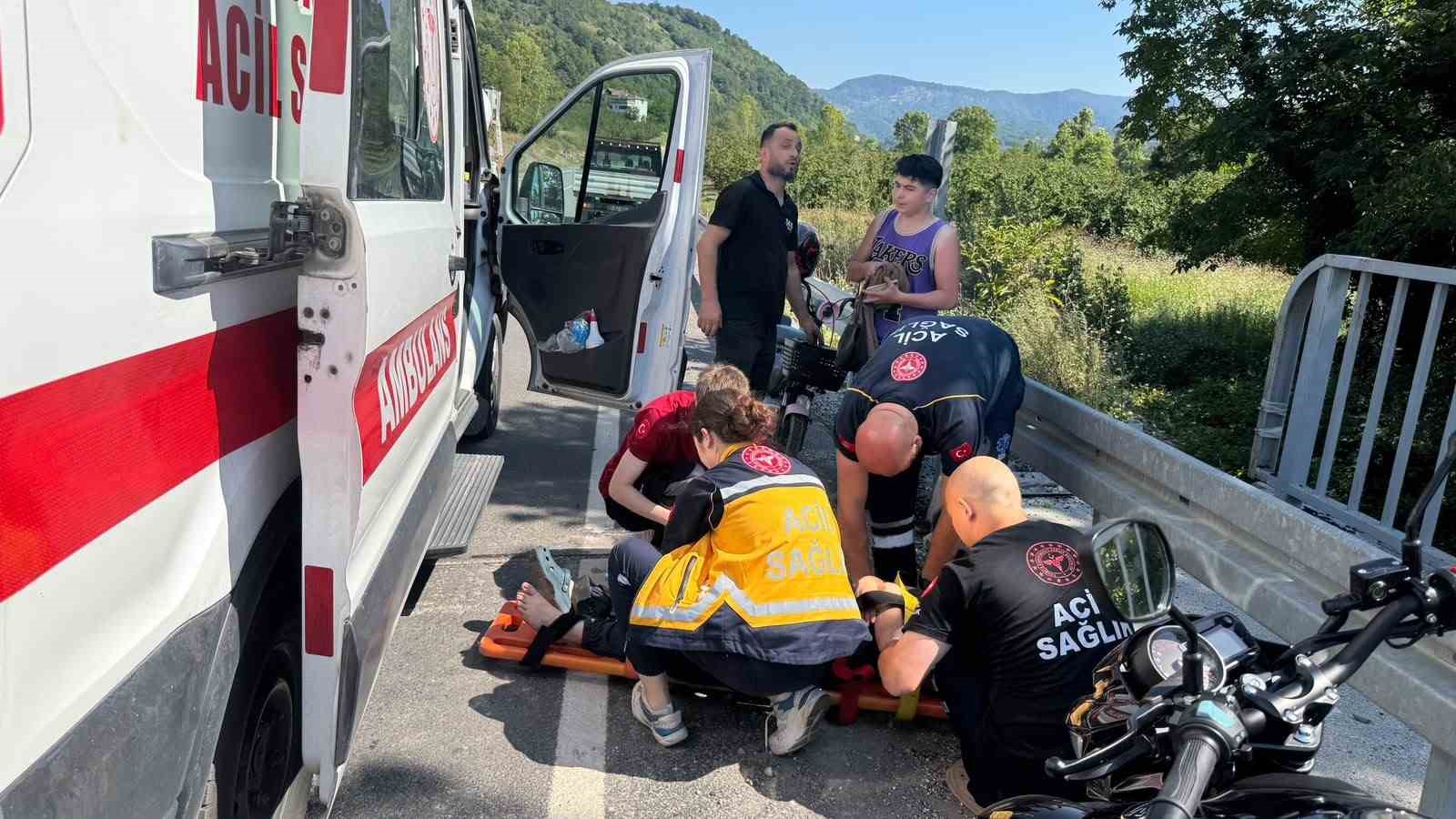 Direksiyon hâkimiyetini kaybeden motosiklet sürücüsü bariyere çarptı: 1 yaralı